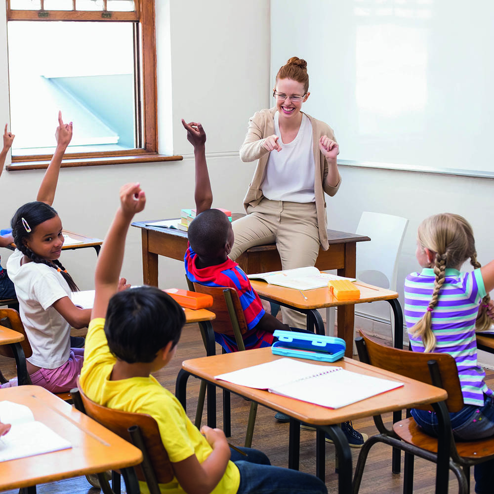 Lehrerin mit Sch&uuml;lern, die aufzeigen / Credit: wavebreakmedia/shutterstock.com